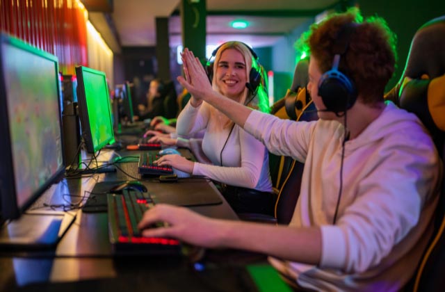 snt-servicios-ordenador-gaming-streaming 2 gamers participando en un evento online multijugador